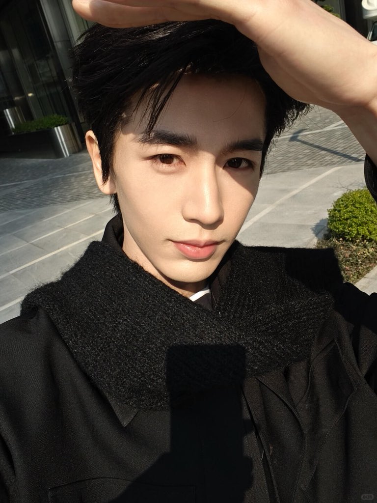 Linmghe's tweet image. Ah, the sun is quite blazing today, illuminating every corner with a brightness that almost demands to be noticed. I stand here, preparing myself for a selfie session, hoping that every ray of light falls just right and that the result turns out as I wish.