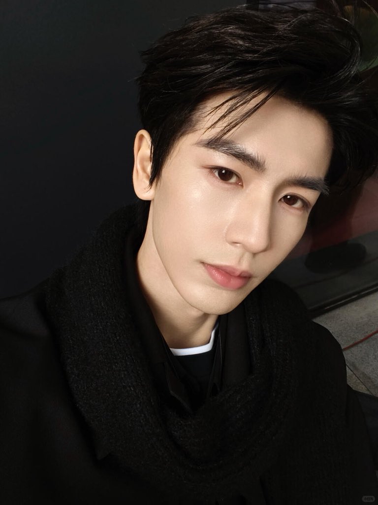 Linmghe's tweet image. Ah, the sun is quite blazing today, illuminating every corner with a brightness that almost demands to be noticed. I stand here, preparing myself for a selfie session, hoping that every ray of light falls just right and that the result turns out as I wish.