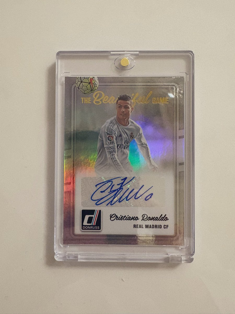 massop_wccf's tweet photo. 2015-16 Panini Donruss
The Beautiful Game Autograph
Cristiano Ronaldo

カードを再び集め始めた時からずっと欲しかった1枚がやっと手元にやってきました😭
BBCで並べて飾ります！

#donruss
#RealMadrid
#CR7𓃵 
#ronaldocards https://t.co/3kvaQQK2PI