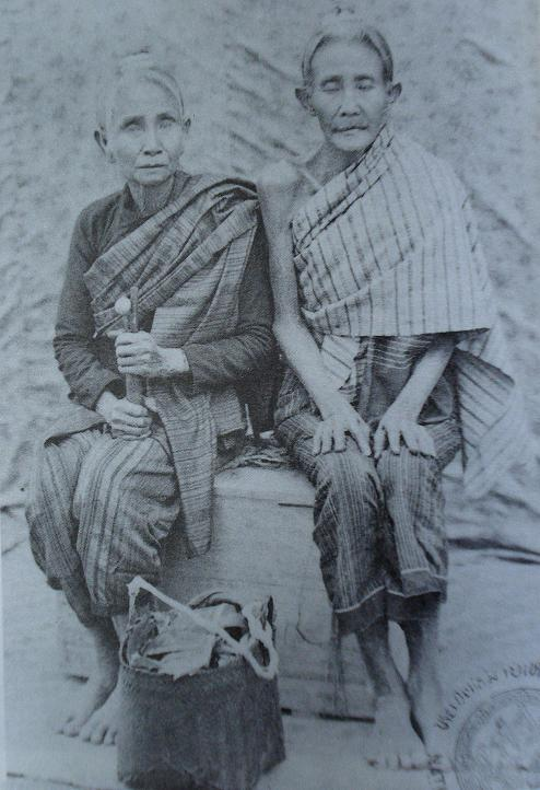 dejdanaisupa's tweet image. แจกไอเดีย ชุดอีสานโบราณ 
ไปถ่ายรูปกับหนองบัวแดงงงงง

จะเห็นได้ว่า สตรีชาวบ้านจะนุ่งผ้าซิ่นด้วยลวดลายเรียบง่าย มิให้เกินศักดิ์ผู้ดีบ้านท้าวเจ้าเมือง แต่ภายหลังก็มีการพัฒนาลายที่ซับซ้อนขึ้นจากการได้รู้จักผ้าต่างชนิดจากราชสำนักกรุงเทพฯ แล้วแพร่จากโรงทอเจ้าเมืองสู่ชาวบ้านชาวเมือง