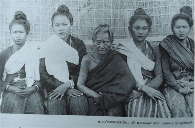 dejdanaisupa's tweet image. แจกไอเดีย ชุดอีสานโบราณ 
ไปถ่ายรูปกับหนองบัวแดงงงงง

จะเห็นได้ว่า สตรีชาวบ้านจะนุ่งผ้าซิ่นด้วยลวดลายเรียบง่าย มิให้เกินศักดิ์ผู้ดีบ้านท้าวเจ้าเมือง แต่ภายหลังก็มีการพัฒนาลายที่ซับซ้อนขึ้นจากการได้รู้จักผ้าต่างชนิดจากราชสำนักกรุงเทพฯ แล้วแพร่จากโรงทอเจ้าเมืองสู่ชาวบ้านชาวเมือง