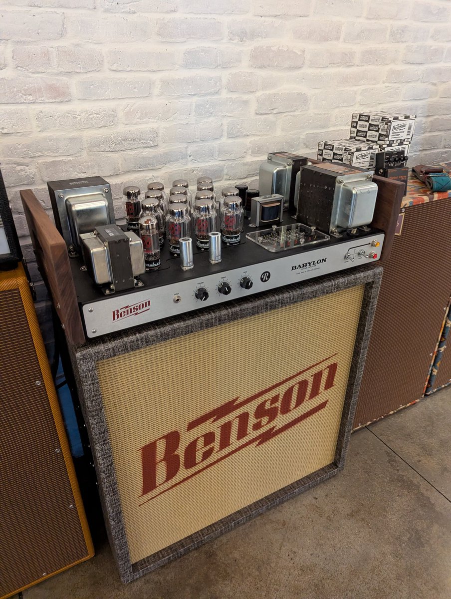 EFFECTOR MARKETでBenson ampsのChris Benson氏と。今年は新しいアンプを企画しているとの事なので、お楽しみに！

そして、こちらは特製の880Wギターアンプ！　どこで鳴らせるのこれ...w

#bensonamps