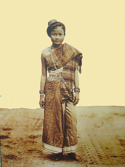 dejdanaisupa's tweet image. แจกไอเดีย ชุดอีสานโบราณ 
ไปถ่ายรูปกับหนองบัวแดงงงงง

จะเห็นได้ว่า สตรีชาวบ้านจะนุ่งผ้าซิ่นด้วยลวดลายเรียบง่าย มิให้เกินศักดิ์ผู้ดีบ้านท้าวเจ้าเมือง แต่ภายหลังก็มีการพัฒนาลายที่ซับซ้อนขึ้นจากการได้รู้จักผ้าต่างชนิดจากราชสำนักกรุงเทพฯ แล้วแพร่จากโรงทอเจ้าเมืองสู่ชาวบ้านชาวเมือง