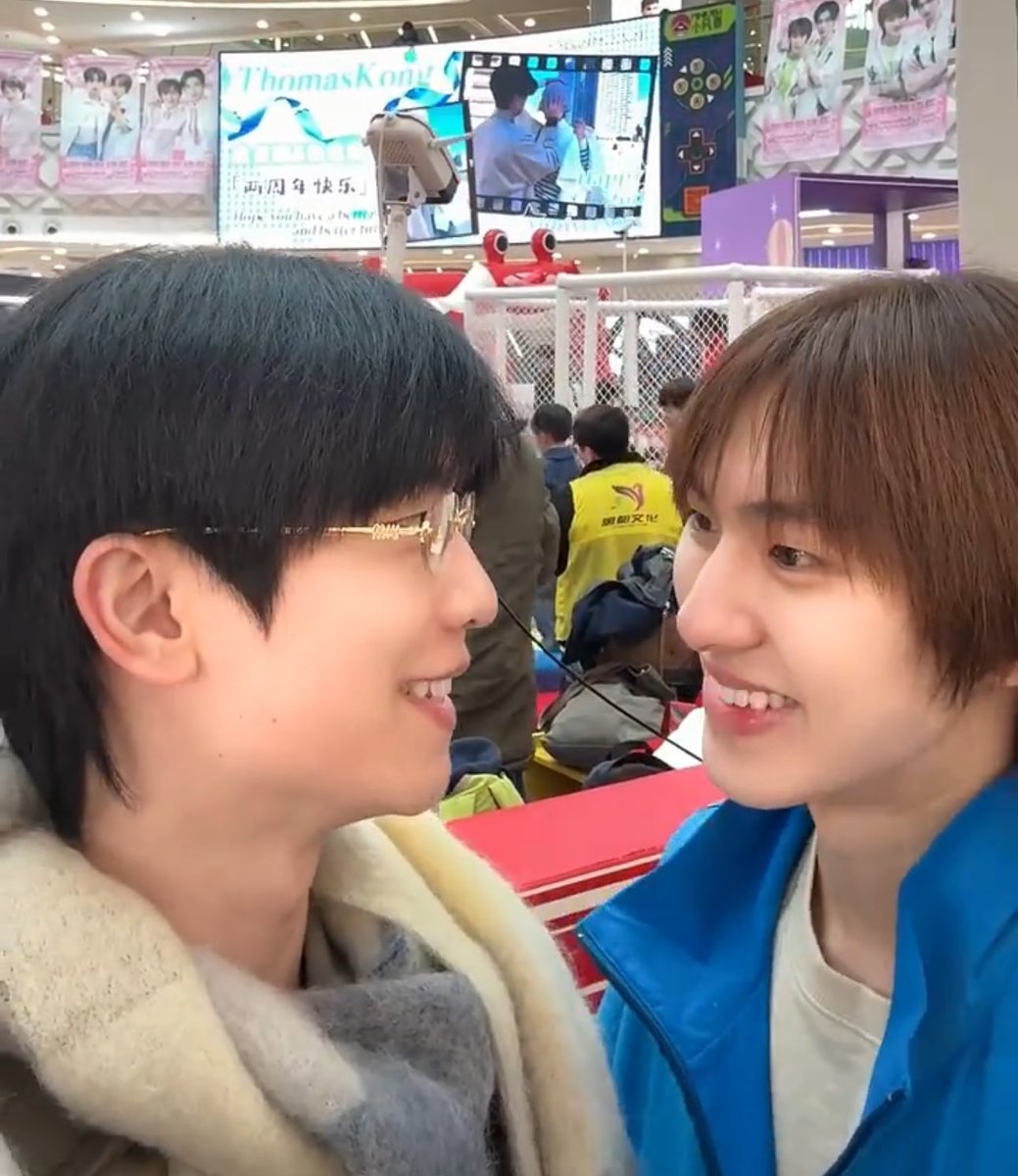 baepaifah's tweet image. 2 ปีแล้วหวานมากกทั้งเบื้องหลังเบื้องหน้าตอนหันหน้ามาพี่โทเหมือนจะพูดว่าสวยมากมั้ยนะหมายถึงทั้งโปรเจ็คแล้วก็คนตรงหน้าเลยใช่มั้ยแล้วเบื้องหลังคือพี่โทประคองน้องตอนถ่ายคลิปด้วยดูแลน้องดีมาตลอดเลย

#โทมัสก้อง #thomaskong