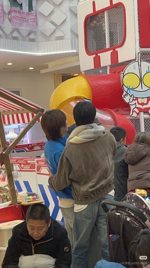 baepaifah's tweet image. 2 ปีแล้วหวานมากกทั้งเบื้องหลังเบื้องหน้าตอนหันหน้ามาพี่โทเหมือนจะพูดว่าสวยมากมั้ยนะหมายถึงทั้งโปรเจ็คแล้วก็คนตรงหน้าเลยใช่มั้ยแล้วเบื้องหลังคือพี่โทประคองน้องตอนถ่ายคลิปด้วยดูแลน้องดีมาตลอดเลย

#โทมัสก้อง #thomaskong