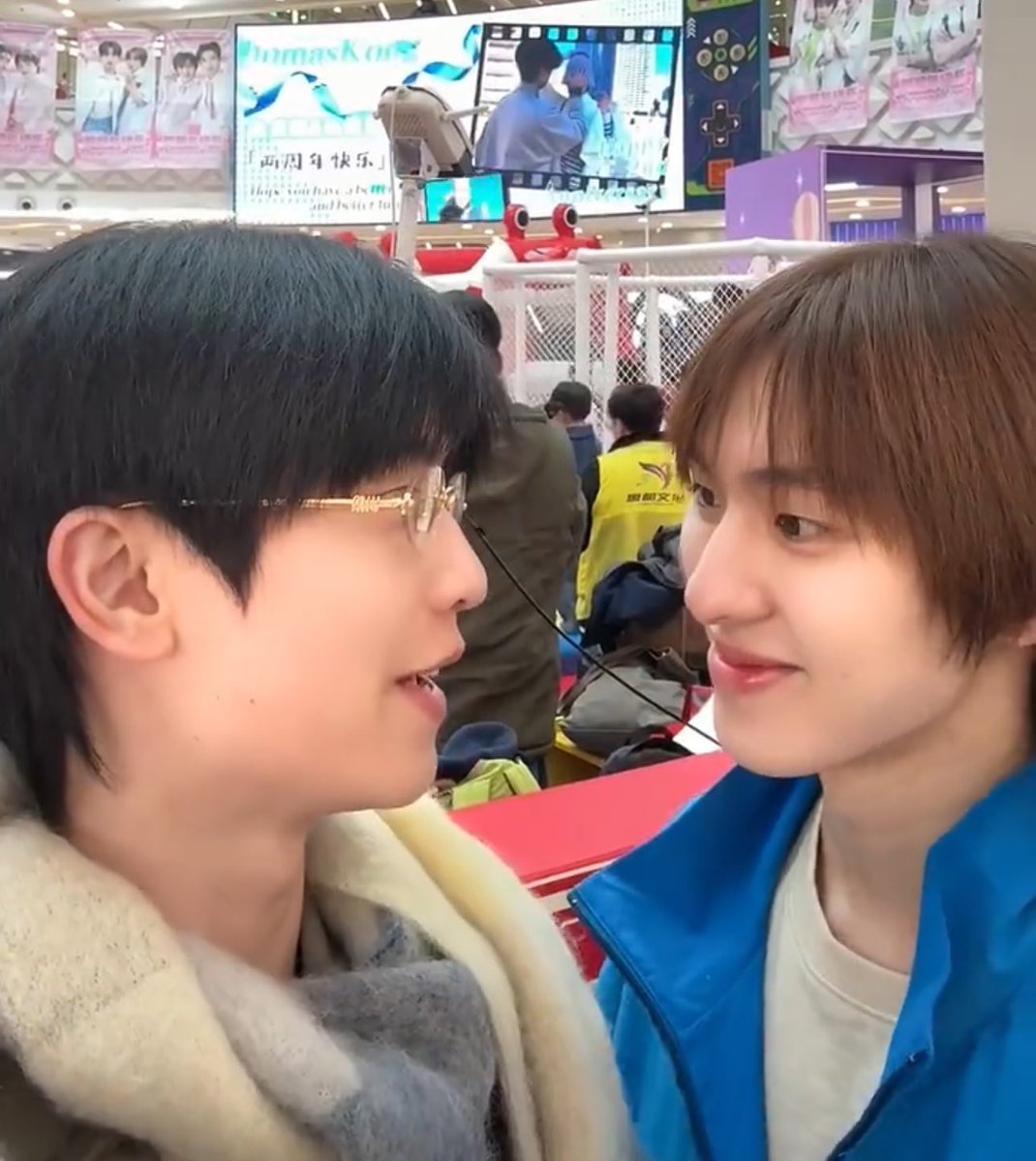 baepaifah's tweet image. 2 ปีแล้วหวานมากกทั้งเบื้องหลังเบื้องหน้าตอนหันหน้ามาพี่โทเหมือนจะพูดว่าสวยมากมั้ยนะหมายถึงทั้งโปรเจ็คแล้วก็คนตรงหน้าเลยใช่มั้ยแล้วเบื้องหลังคือพี่โทประคองน้องตอนถ่ายคลิปด้วยดูแลน้องดีมาตลอดเลย

#โทมัสก้อง #thomaskong