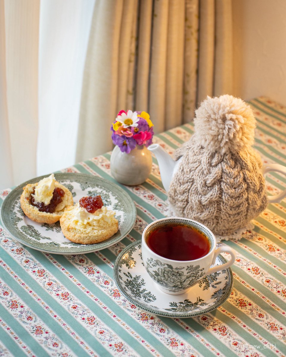 mew_chibi's tweet image. 舞う雪と花々を見つめて💐

田舎の大きなスコーン
Ringtonsの苺ジャム

ワクワクと千秋楽観ながらのお茶時間
ルフナの花の香りに癒される💭
最近、定期的に飲んでいます…🫢

＊ルフナ シーズナル ルンビニ農園/Gclef

#キリトリセカイ #ファインダー越しの私の世界ᅠ #茶好連 #木漏れ日のお茶会 #日常