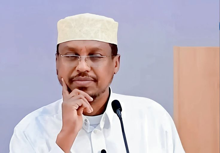 OGAA_NSHO's tweet photo. Halka qof ee Soomaali oodhan isku raacday ixtiraamkiisa iyo qadarintiisa , allaha barakeeyo shiikh mustafe. https://t.co/QtENsmz1cG