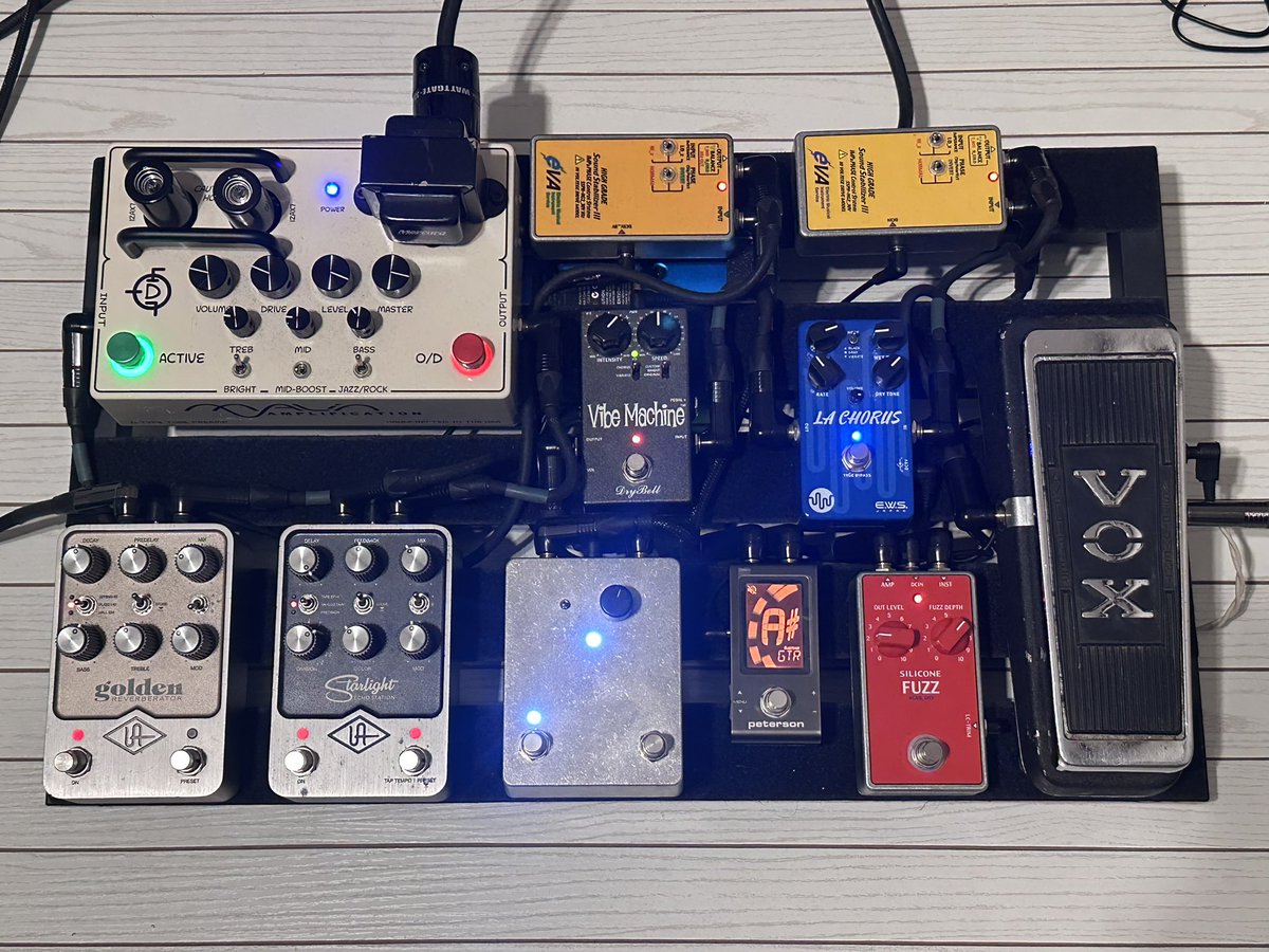 ShutterHey9's tweet image. 微妙に入替え。
これの手前にFUZZ FACE、OCTAVIAN繋ぐけどこれだけでも支障はない。
トゥルーバイパスで反転しないフェイザーが欲しいです。

 #エフェクターボード2026冬