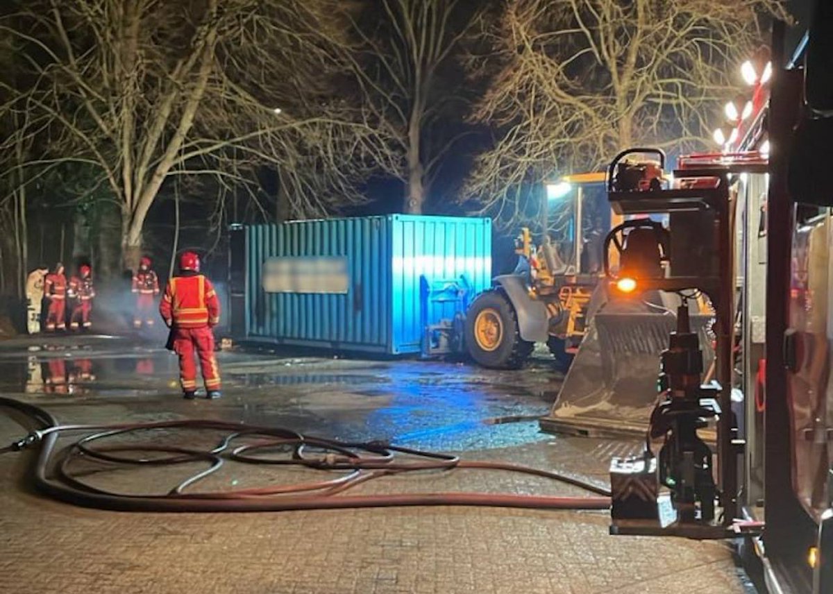 Waterkanon ingezet bij containerbrand in Zevenhuizen