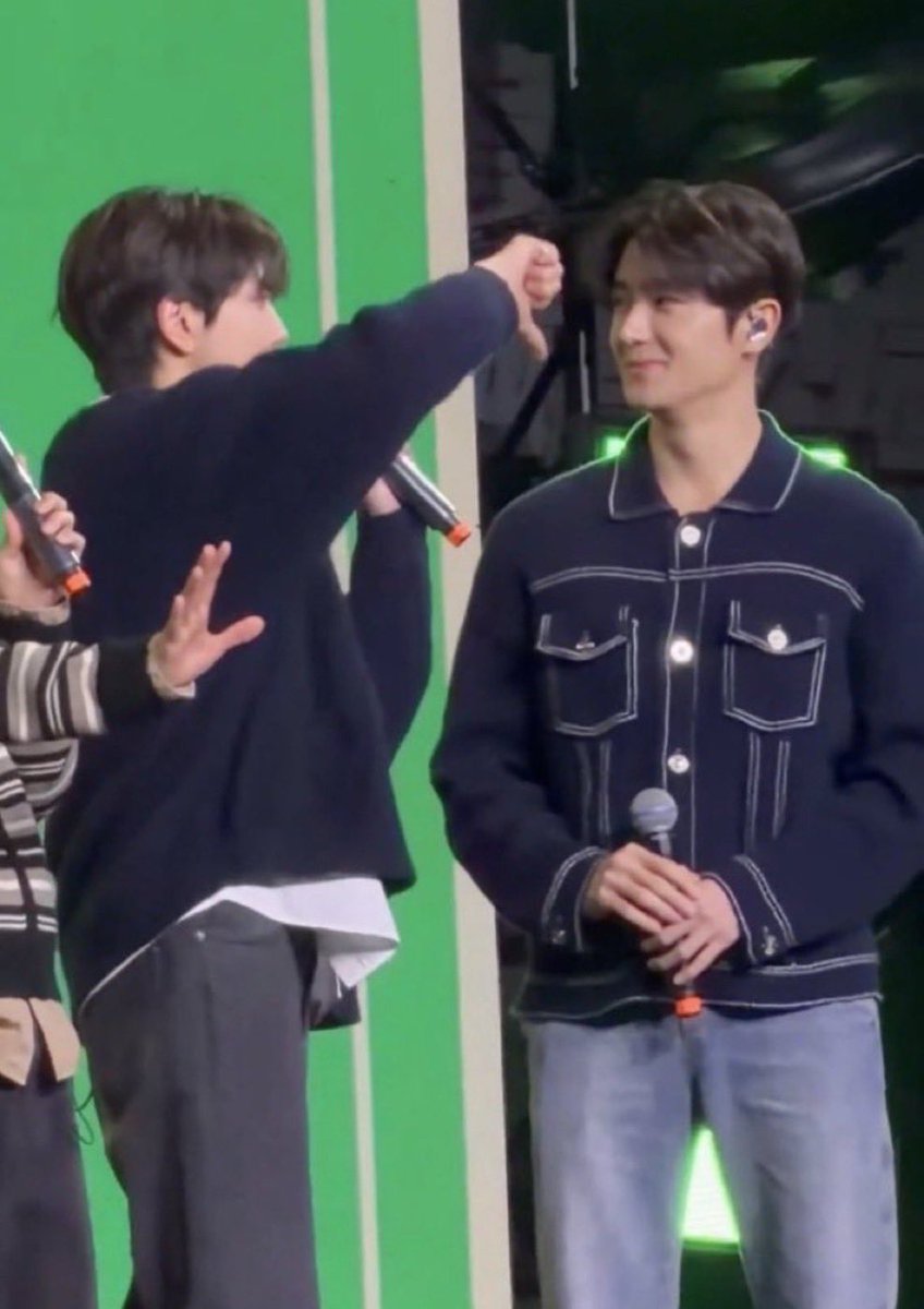 왼은 자고로 이겨먹을려는게 아니라 멀해도 져주는 거다 
설령 내 눈앞에서 붐따날려도 머쓱하게 웃고만 잇는것처럼