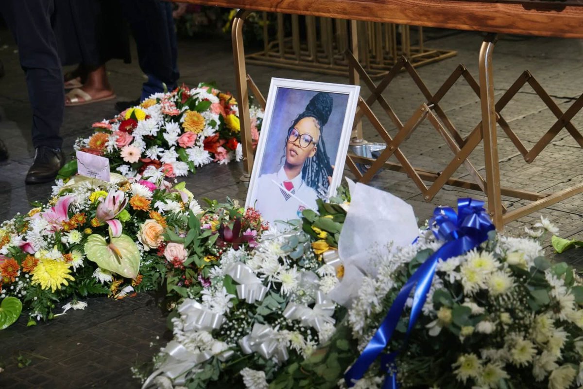 MediaZaban865's tweet photo. 🥀 Mass funerals are the saddest thing ever🕊🕯
📸 || DoT
#VaalCrash #vaalaccident #massfuneral https://t.co/ce1zKRMhU5