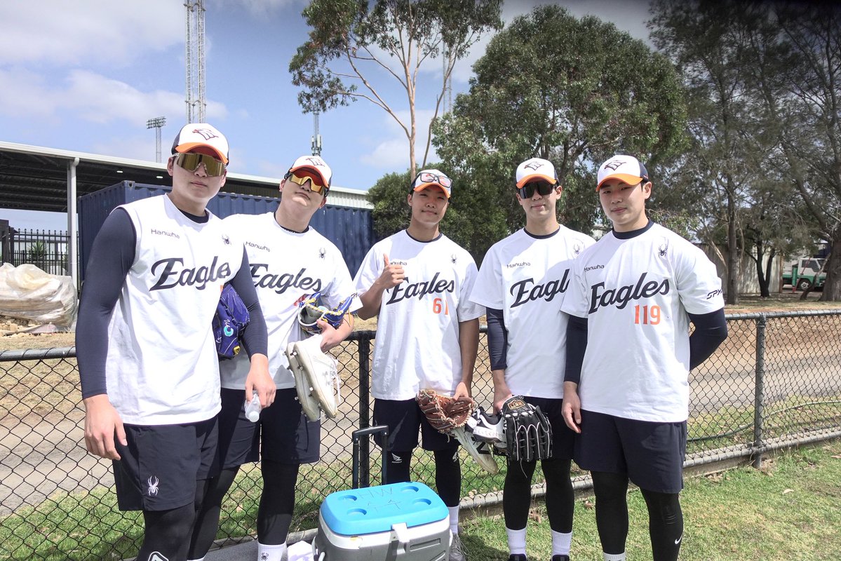 멜버른에서의 약 한달간 틈틈이 재밌는 에피소드들 전해볼게❗️

Ep1. 멜버른 투수조 물통즈
투수조의 물 담당 5명이서 물통 나르는데 하늘이 예뻐서 사진 한 장 찍자고 했더니 조동욱  왈 “야구선수 5명 같이 사진찍으면 안되는 금기있지 않아요?” 

⭢ 그 징크스는 4명임

하지만 사진은 잘 나왔다