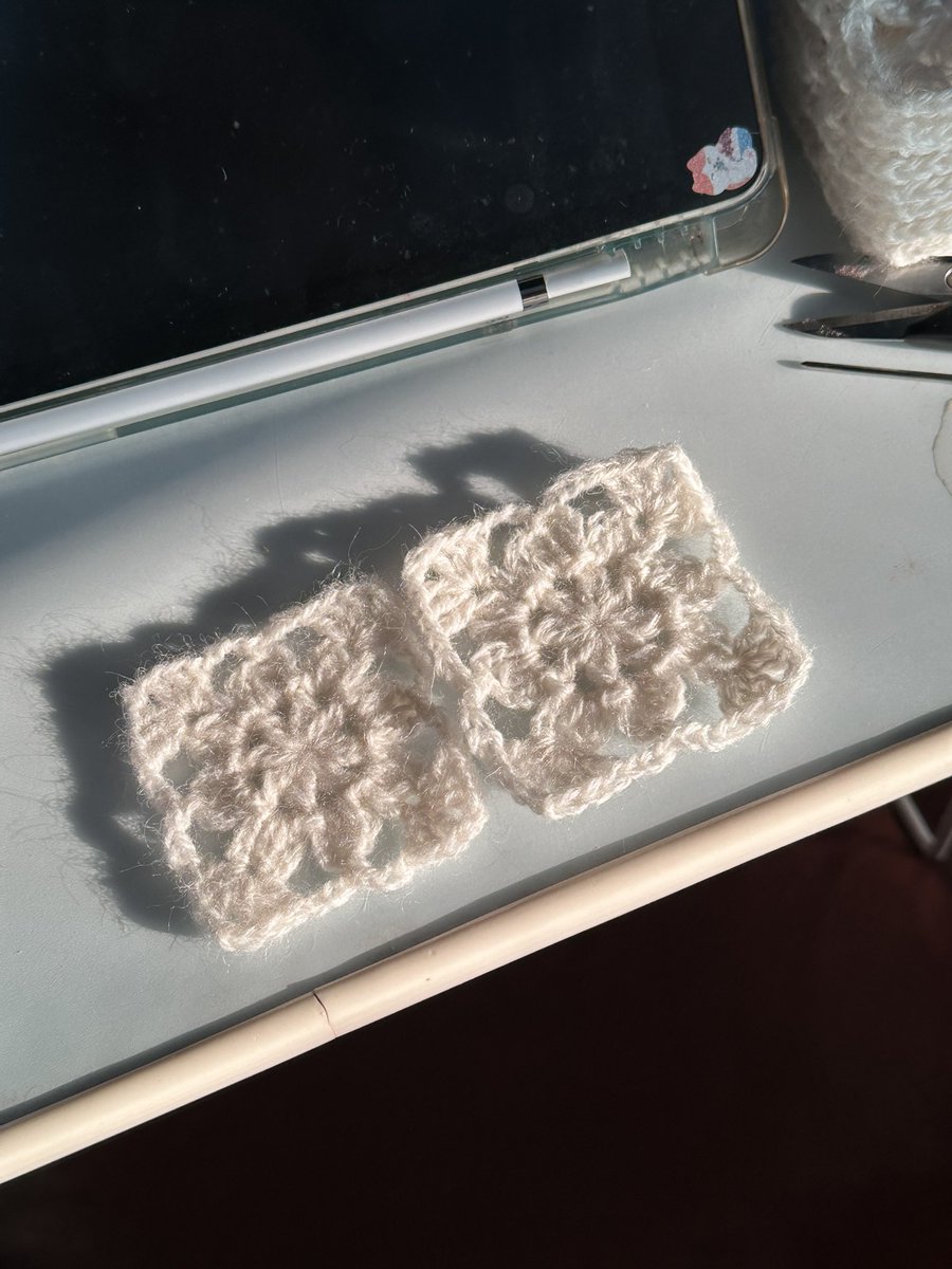 찜질방 왔는데 왼쪽 그 찜질 하는 거기 들어가서 뜬거고 오른쪽은 밖에서 뜬거 사이즈가 다름ㅋㅋㅋㅋㅋ 너무 웃겨