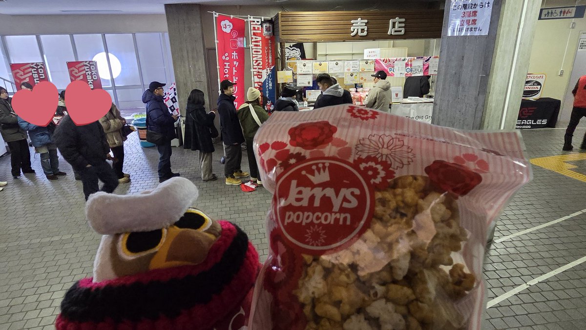 naojaja's tweet photo. おやつはKitakaraさんのポップコーン🍿とホットコーヒー

昨日も今日も長蛇の列です🤭

#Kitakara  #レッドイーグルス北海道 #北海道コンサドーレ札幌  #コラボDAYS #ドーレくん #consadole https://t.co/M0rzwPnqSY