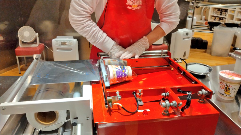 ectr_evolved's tweet image. 10数年ぶりにカップヌードルミュージアム行ってマイカップヌードル作ったりした🦥 カレー味のプルるんヌードルんね🍛