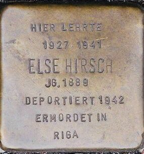 felix_bohr's tweet photo. Sie selbst blieb in Bochum zurück. 1942 wurde sie nach Riga deportiert. Überlebende des Rigaer Ghettos berichten, sie habe selbst im Ghetto noch Kinder unterrichtet. Vermutlich 1943 starb sie in Riga. In Bochum erinnert heute ein Stolperstein an Else Hirsch. 
2/2 https://t.co/s5ez02Etqa