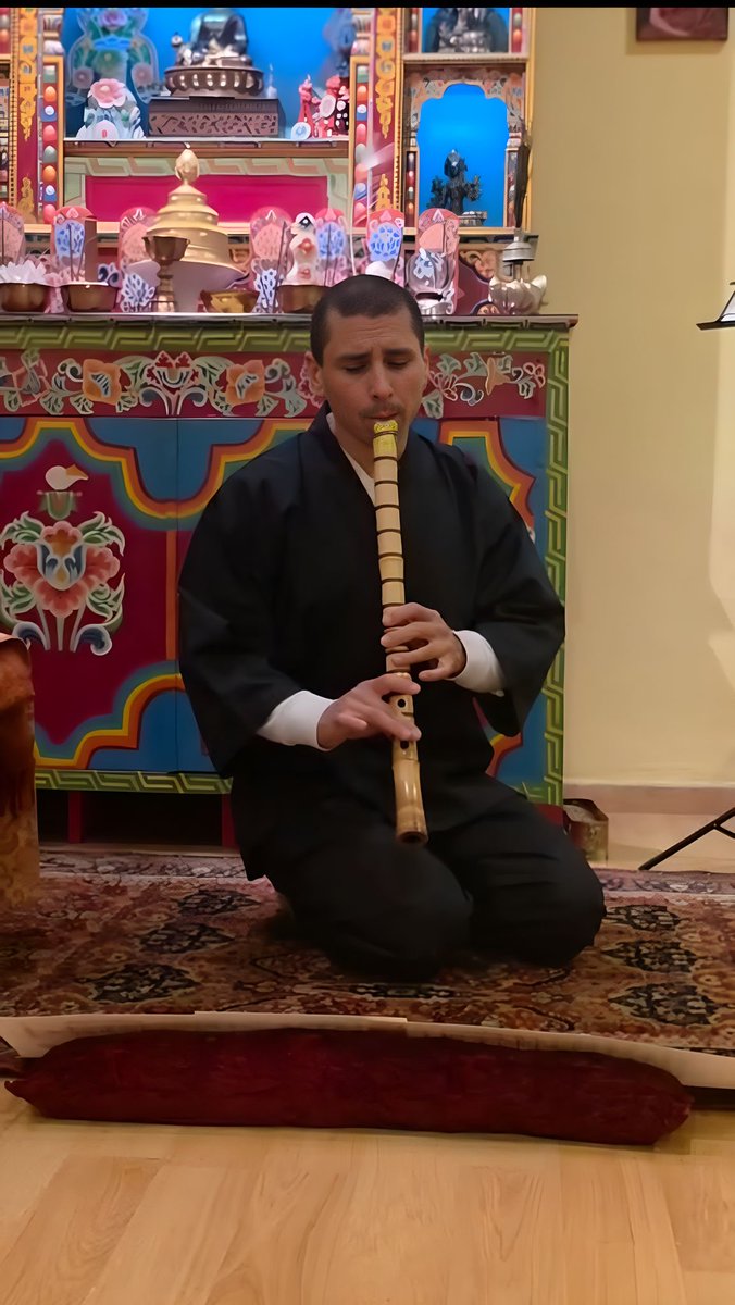 Another performance photo from last weekend’s concert at the Buddhist temple El Jardín del Dharma. Rodrigo performs the honkyoku piece Sanya.

#shakuhachi #concert #RodrigoRodriguez #live #honkyoku #buddhism #meditation