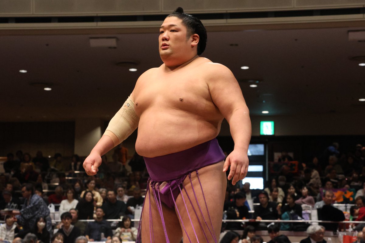 sumokyokai's tweet photo. ＜千秋楽の様子＞

十両取組
旭海雄（10勝5敗） 掛け投げ　尊富士 （8勝7敗）

#sumo #相撲 #一月場所 https://t.co/3SNyGONroO