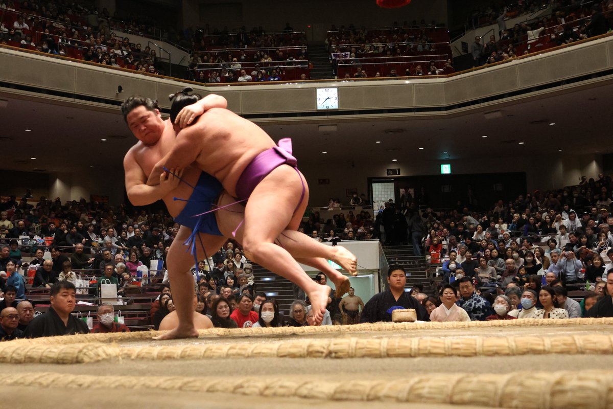 sumokyokai's tweet photo. ＜千秋楽の様子＞

十両取組
旭海雄（10勝5敗） 掛け投げ　尊富士 （8勝7敗）

#sumo #相撲 #一月場所 https://t.co/3SNyGONroO
