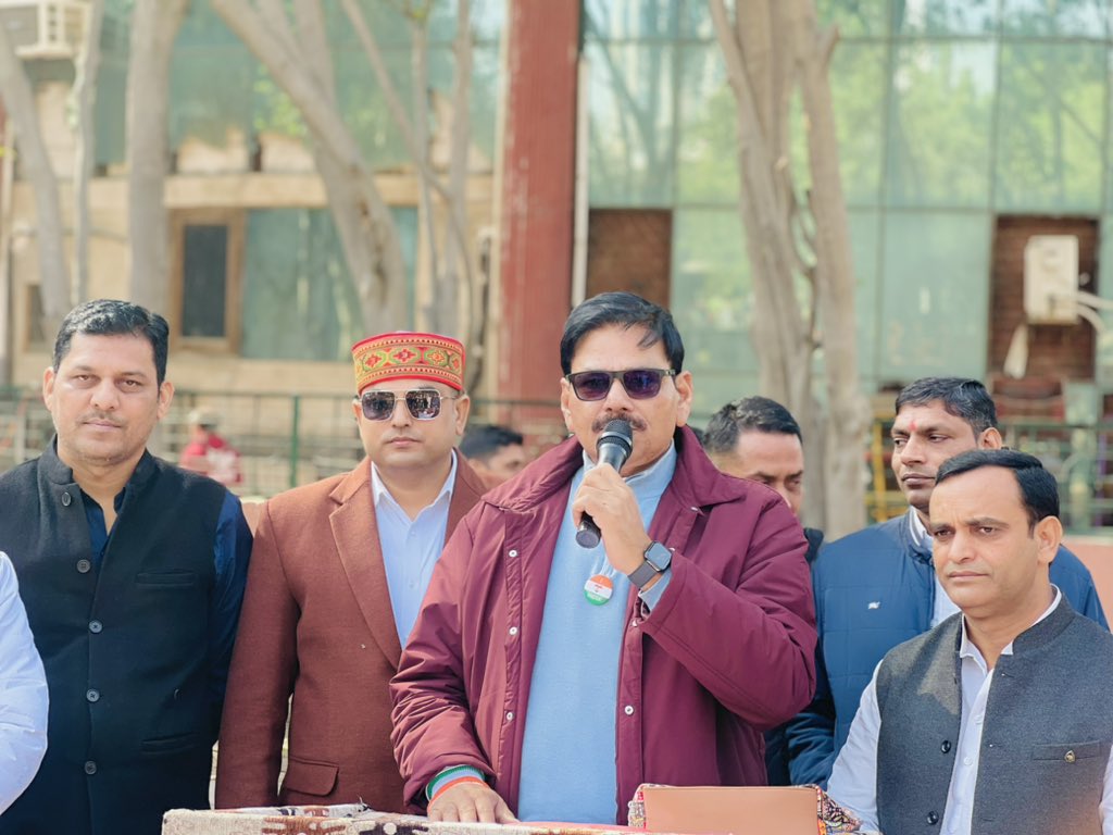 DhirendraGBN's tweet photo. आज जेवर विधानसभा के सेक्टर P-3 में सेक्टरवासियों के सहयोग से 20 मीटर ऊंचे राष्ट्रीय ध्वज की स्थापना एवं उसके उद्घाटन के कार्यक्रम में मुख्य अतिथि के रूप में सहभागिता का सौभाग्य प्राप्त हुआ। तिरंगे का यह उद्घाटन केवल एक ध्वज स्थापना नहीं, बल्कि राष्ट्रभक्ति, एकता और नागरिक कर्तव्यों के प्रति हमारी सामूहिक आस्था का प्रतीक है। इस अवसर पर बच्चों द्वारा आयोजित खेल, क्राफ्ट व पेंटिंग प्रतियोगिताओं तथा सीनियर सिटीजन की सहभागिता ने कार्यक्रम को और भी प्रेरणादायी बना दिया। ऐसे आयोजनों से नई पीढ़ी में देशप्रेम, अनुशासन और संस्कारों का बीजारोपण होता है। सेक्टर P-3 के सभी सम्मानित नागरिकों को इस सराहनीय पहल के लिए हृदय से बधाई एवं शुभकामनाएं। #MLAJewar #NationalFlag #Tiranga #DeshBhakti #JewarVidhanSabha #RashtriyaGaurav
