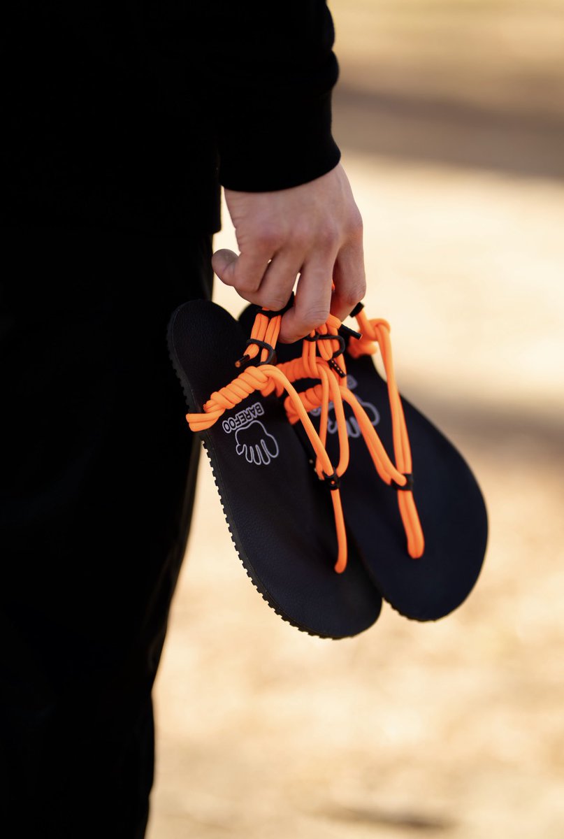 barefoo_'s tweet image. 最近、自分の「足の感覚」を意識した時間はありますか？👣

高機能なシューズは走りやすく、足を保護してくれるけど、地面からの大事な情報まで遮断してしまうことも。

たまに裸足感覚で走ると、自分の着地が体にとって良いのか、足ががどれだけ使われていなかったかに驚くはず🧘…