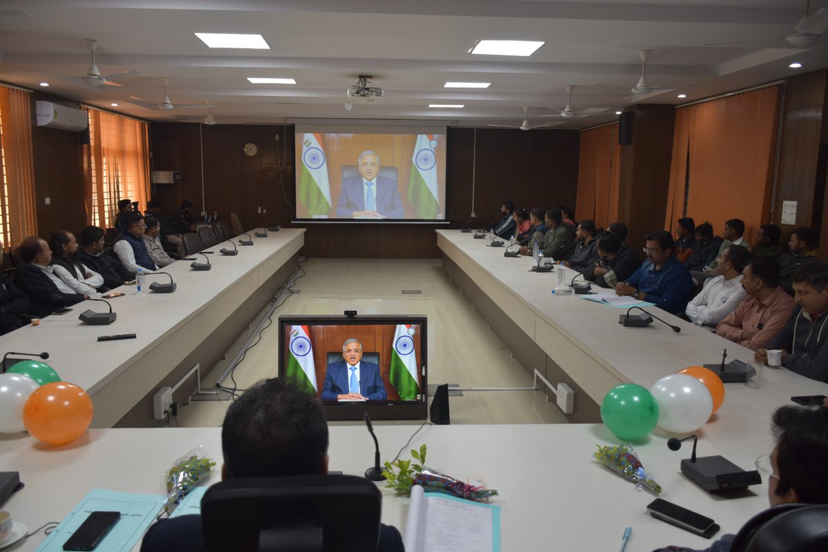 ૧૬ માં રાષ્ટ્રીય મતદાતા દિવસની ઉજવણી દરમિયાન શ્રેષ્ઠ કર્મયોગીનું સન્માન કરવામાં આવ્યું . આવો, સાથે મળી તટસ્થ, ન્યાયી, મુક્ત અને સર્વ-સહભાગી ચૂંટણી દ્વારા લોકશાહીના અમૃતપર્વને વધાવીએ! #NVD2026 #ECI #ElectionCommissionOfIndia <a href="/CEOGujarat/">Chief Electoral Officer, Gujarat</a> <a href="/ECISVEEP/">Election Commission of India</a> <a href="/COLLECTORDWK/">Collector Devbhumi Dwarka</a> 
<a href="/InfoDwarkaGOG/">Info DevbhumiDwarka GOG</a>