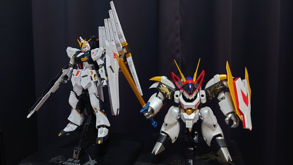 itsuki477's tweet photo. METAL ROBOT魂νガンダム。
ファンネルサポートもあってカッチリしててどこもグラつかない。プロポーションもディテールも過剰すぎず、万人受けするであろう限りなくBESTに近いνガンダムでした。

色合いの似た龍王丸を添えて。 https://t.co/TXUvub0DLq