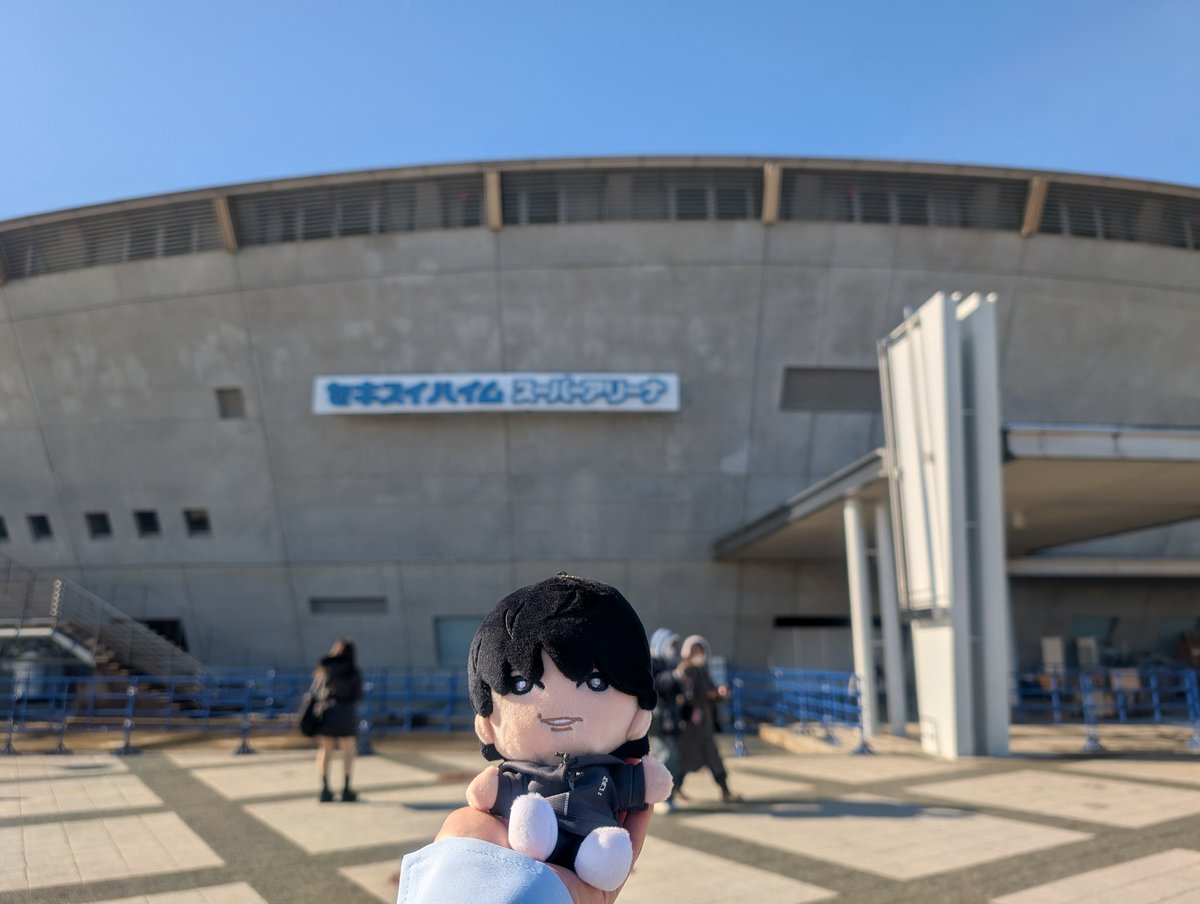 昨年晩夏からSixTONESに出会ってしまい、昨日初めてアイドルのライブに行ってきました…世界一かっこよかった😭
いつも画面の向こうに見てる人たちだったから雲の上にいるような存在だったけど、手の届きそうな距離まで来てくれて6人とも実在するんだ……と呆然とした…最高の思い出をありがとう💎🫶