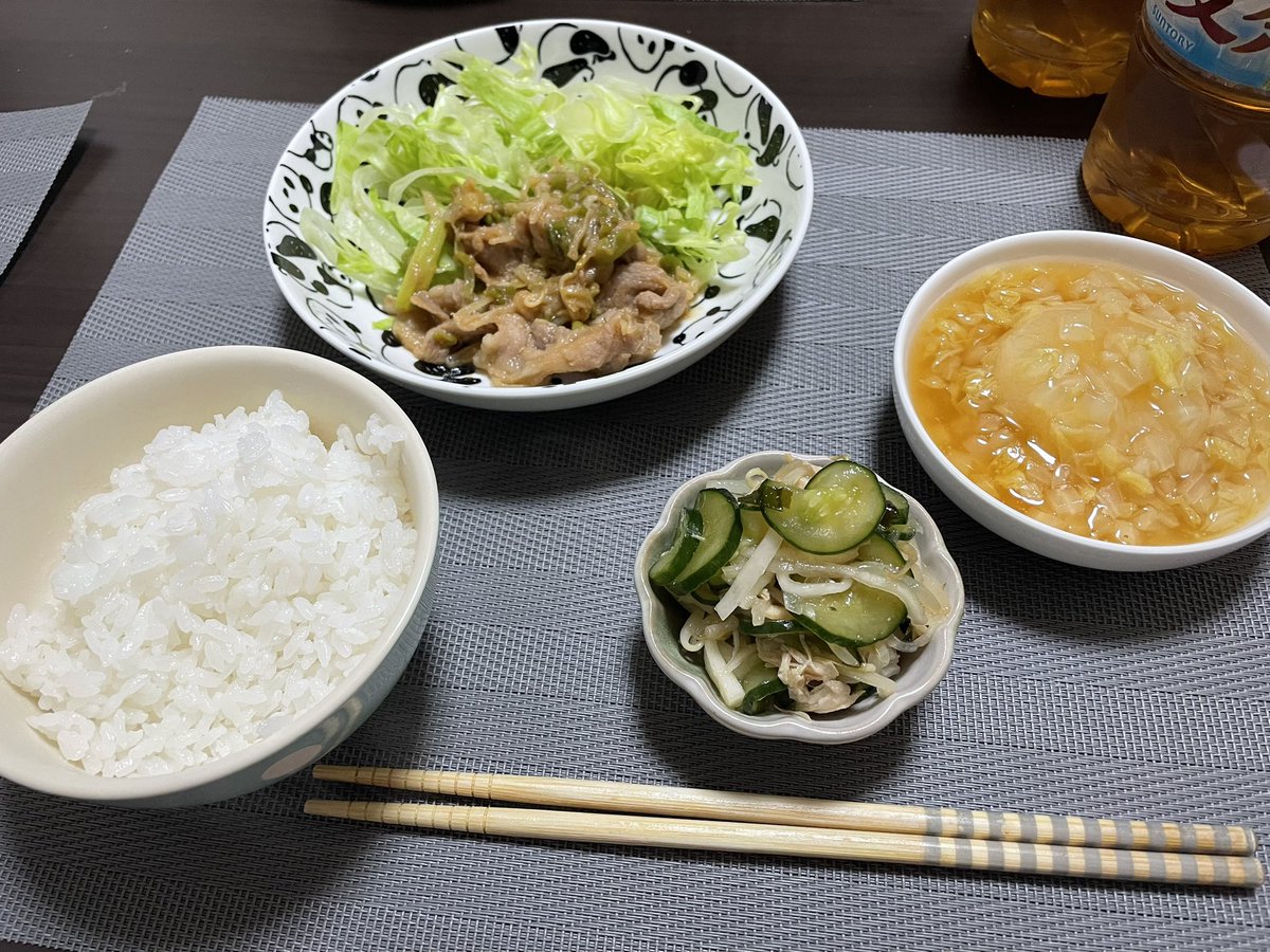 kingTINTAN's tweet photo. ◼︎納豆パスタ、鮭のソテー
◼︎大根の白菜あんかけ、豚ねぎ
◼︎キムチ焼きうどん
◼︎何かのトマト煮 https://t.co/G2ShMZvfUG