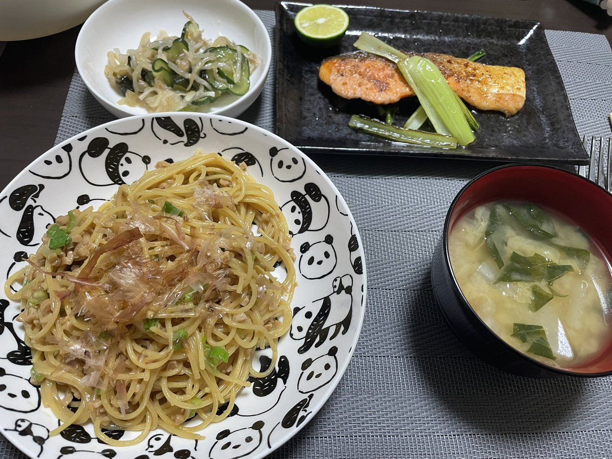 kingTINTAN's tweet photo. ◼︎納豆パスタ、鮭のソテー
◼︎大根の白菜あんかけ、豚ねぎ
◼︎キムチ焼きうどん
◼︎何かのトマト煮 https://t.co/G2ShMZvfUG