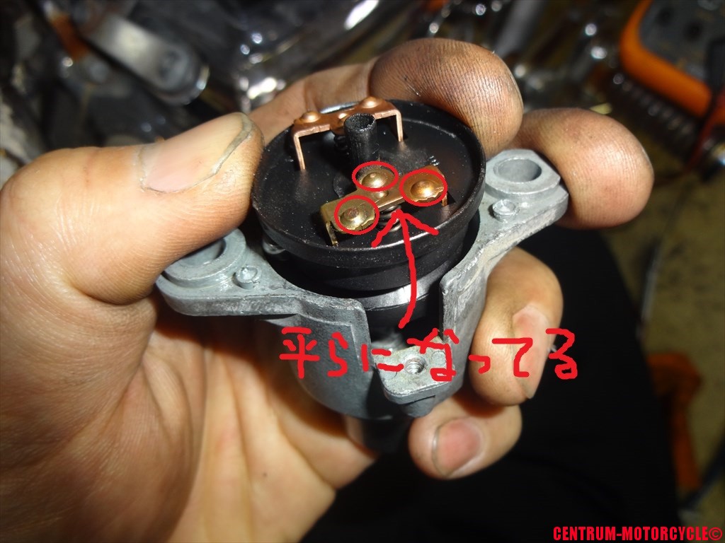 power_hitters2's tweet photo. #マグナ250 キーシリンダー裏カバーの開け方と工具を知りたい

検証済み
バッテリー電源：12.25V
スターターリレーSW：12.25V
ヒューズ：断線無

問題：メインSWから電気来ず
ヒューズBOX：SWオンで0.5V💦

残る検証：ヒューズBOXの灯火類端子へバッテリーから＋電気直接続で点灯すればメインSWが原因 https://t.co/lFcb6BOguK