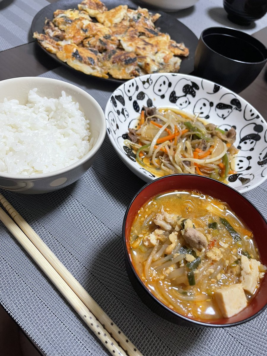 kingTINTAN's tweet photo. ◼︎もやしチヂミ、プルコギ炒め、キムチ納豆ラーメン風素麺スープ
◼︎豚唐揚げ丼
◼︎ネギトロ丼、紫キャベツの酢の物、ライスペーパーピザ
◼︎圧力鍋で煮た炙りチャーシュー丼、蓮根とカボチャの甘酢炒め https://t.co/bVPirQXupj