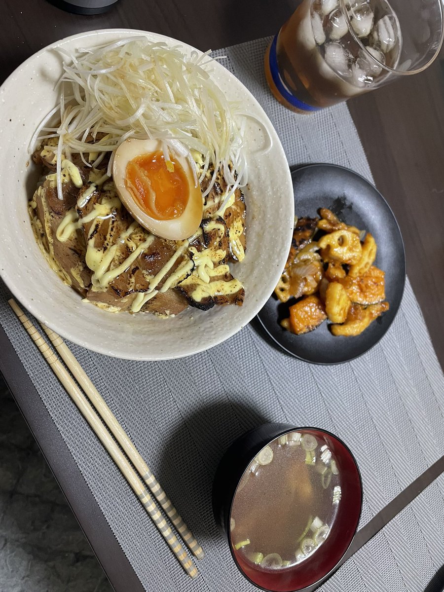 kingTINTAN's tweet photo. ◼︎もやしチヂミ、プルコギ炒め、キムチ納豆ラーメン風素麺スープ
◼︎豚唐揚げ丼
◼︎ネギトロ丼、紫キャベツの酢の物、ライスペーパーピザ
◼︎圧力鍋で煮た炙りチャーシュー丼、蓮根とカボチャの甘酢炒め https://t.co/bVPirQXupj
