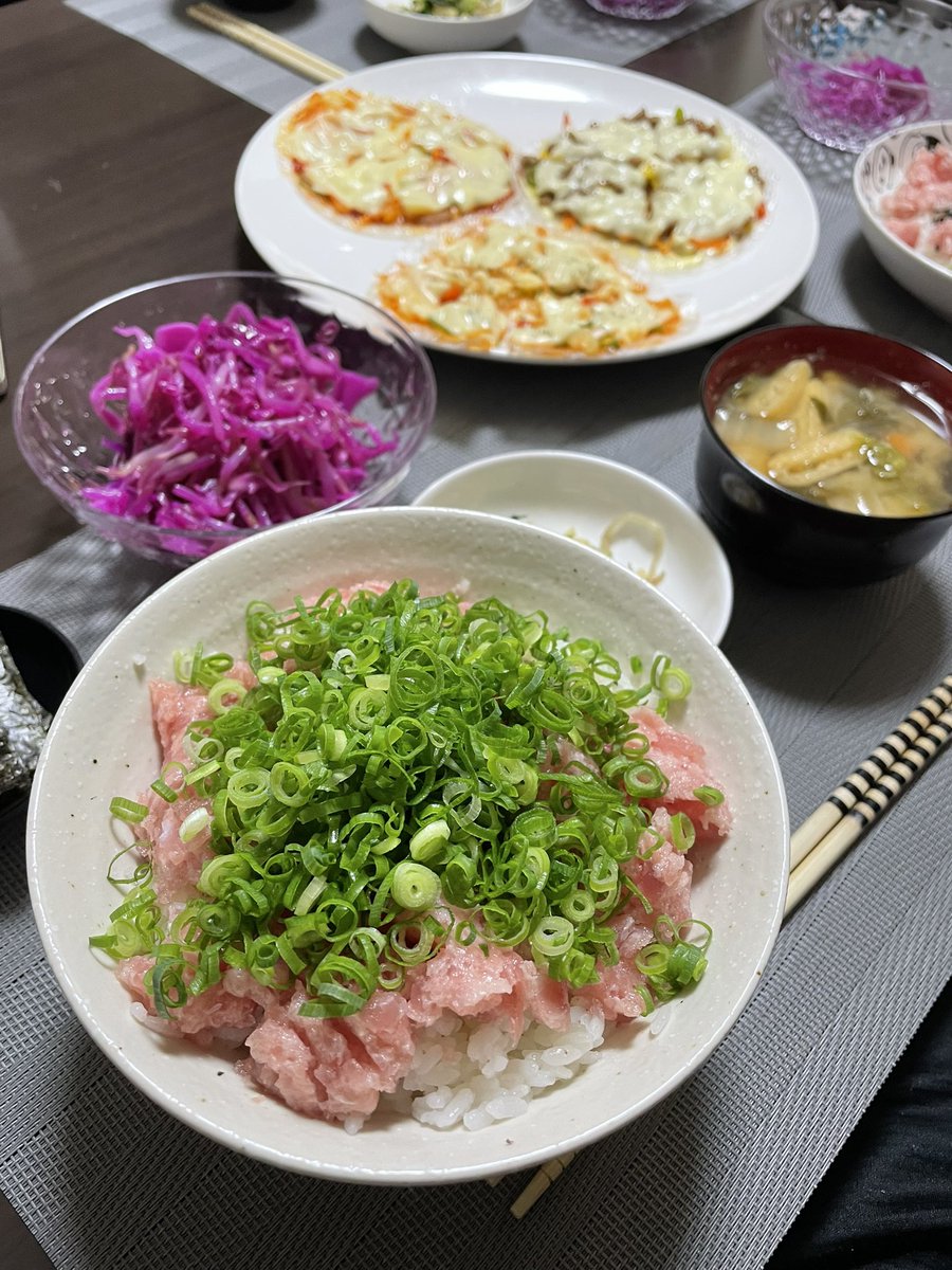 kingTINTAN's tweet photo. ◼︎もやしチヂミ、プルコギ炒め、キムチ納豆ラーメン風素麺スープ
◼︎豚唐揚げ丼
◼︎ネギトロ丼、紫キャベツの酢の物、ライスペーパーピザ
◼︎圧力鍋で煮た炙りチャーシュー丼、蓮根とカボチャの甘酢炒め https://t.co/bVPirQXupj