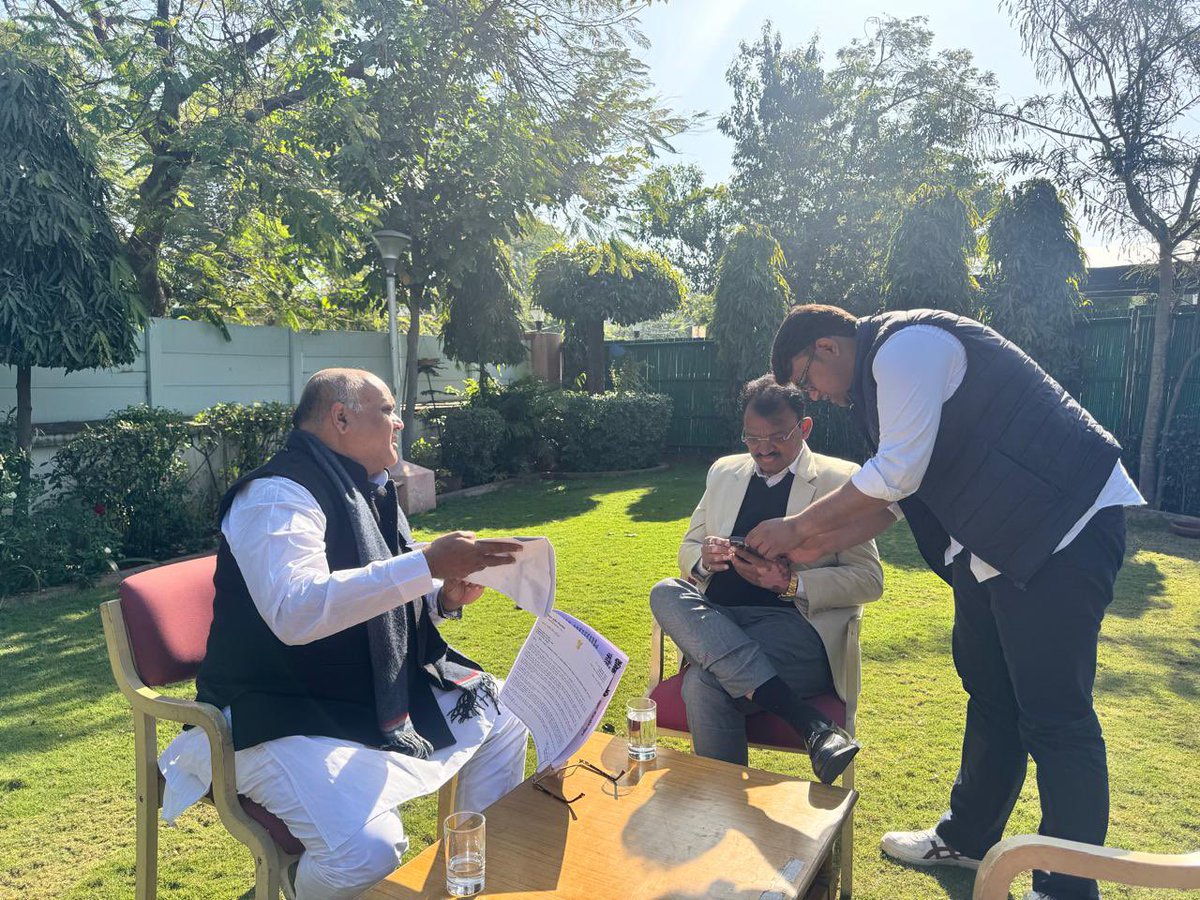 ZakirHussainINC's tweet photo. आज मा. उपमुख्यमंत्री @DrPremBairwa जी से भेंट कर मकराना कॉलेज प्रशासन की तानाशाही व 'विद्या संबल' शिक्षक के उत्पीड़न से अवगत कराया।
छात्रों के हित व शिक्षकों के सम्मान हेतु मंत्री जी से जल्द उचित कार्रवाई का आग्रह किया।
@DIPRRajasthan @RajGovOfficial https://t.co/0LmWVmvZ0R