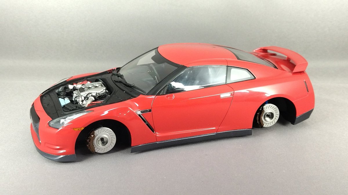 modelerKitazawa's tweet image. #フジミ の #R35 GT-R、遂に上下合体！特に当たるところもなく、スムーズに合わさった。でもあちこちバチピタで合わせが硬く、バチッと嵌まったら2度と外せない感じ。嵌める前に内側に付け忘れた部品がないか、めっちゃ慎重に確認したよ😆