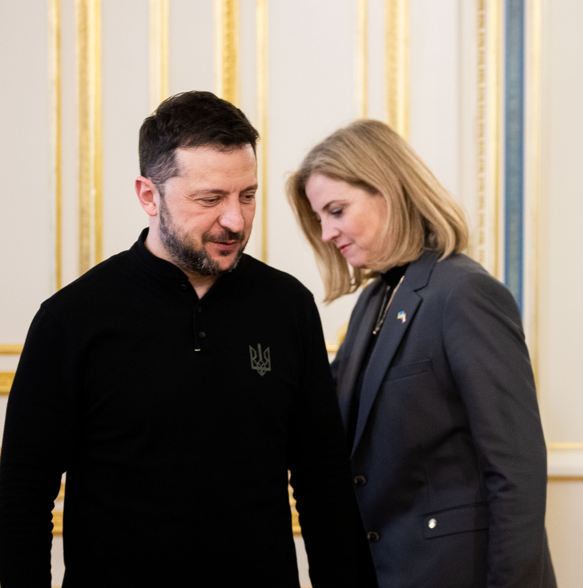 Guten Morgen!
Liebe Österreicher, Ihr dürft Euch im Jahr "100 Euro ersparen" (laut <a href="/_CStocker/">Christian Stocker</a> - was aber ohnehin nicht stimmt, weil ihr ja wieder mit der Plastik-Steuer mehr bezahlt).

Zeitgleich schickt <a href="/BMeinl/">Beate Meinl-Reisinger</a>  weitere Millionen an Steuergeld in die #Ukraine - in ein Land, in