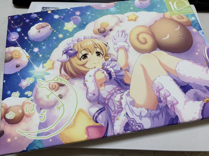 アソビストアからの荷物やっと受け取った BIGアクリルスタンド…とても大きいです(汗)アイドルフォトパネルは重量感あっていい!キャラファインボードは汚れた手で触るとすぐ汚れ移りしそうなので要注意(笑 さて、問題は置き場所ですな…(大汗
