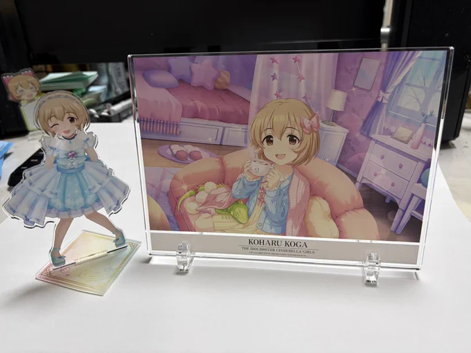 アソビストアからの荷物やっと受け取った BIGアクリルスタンド…とても大きいです(汗)アイドルフォトパネルは重量感あっていい!キャラファインボードは汚れた手で触るとすぐ汚れ移りしそうなので要注意(笑 さて、問題は置き場所ですな…(大汗