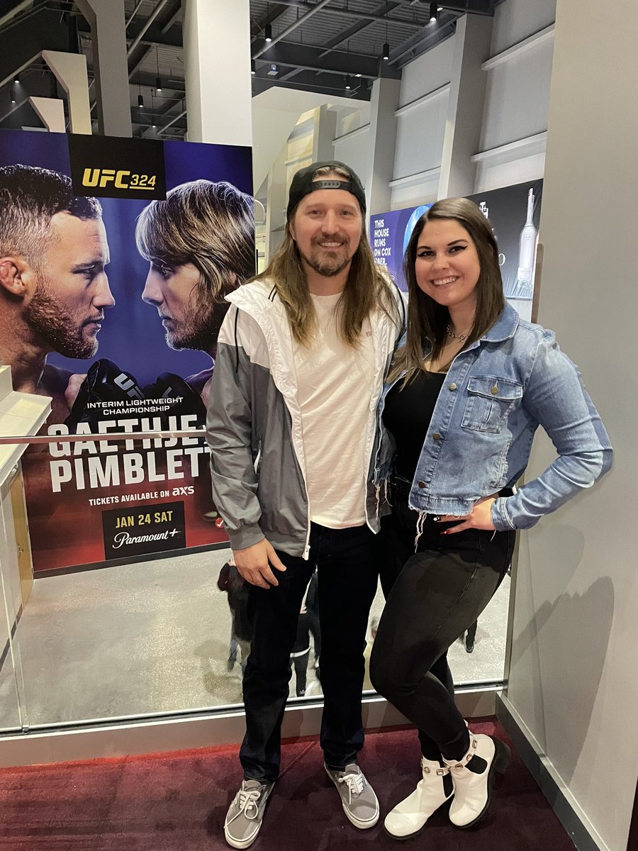 Spooky Em 🖤 tweet media