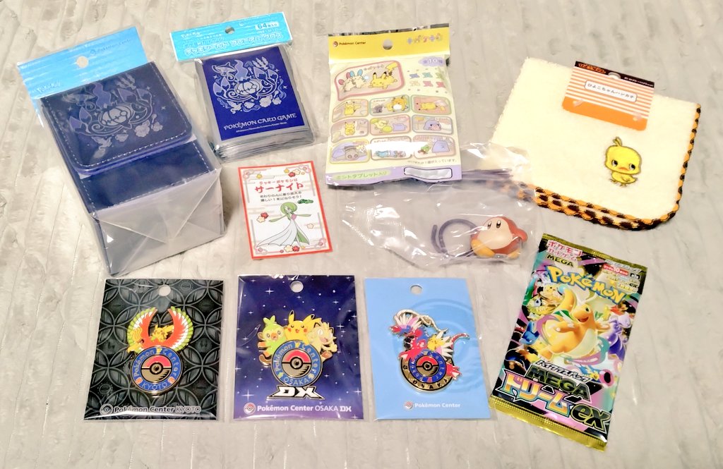 ectr_evolved's tweet image. ポケセンピンズ一気に3箇所お迎え出来て嬉しすぎる☺️✨ デッキケースもめっちゃいい！ 阪急わども引けて満足じゃ୧⁠(⁠＾⁠ ⁠〰⁠ ⁠＾⁠)⁠୨