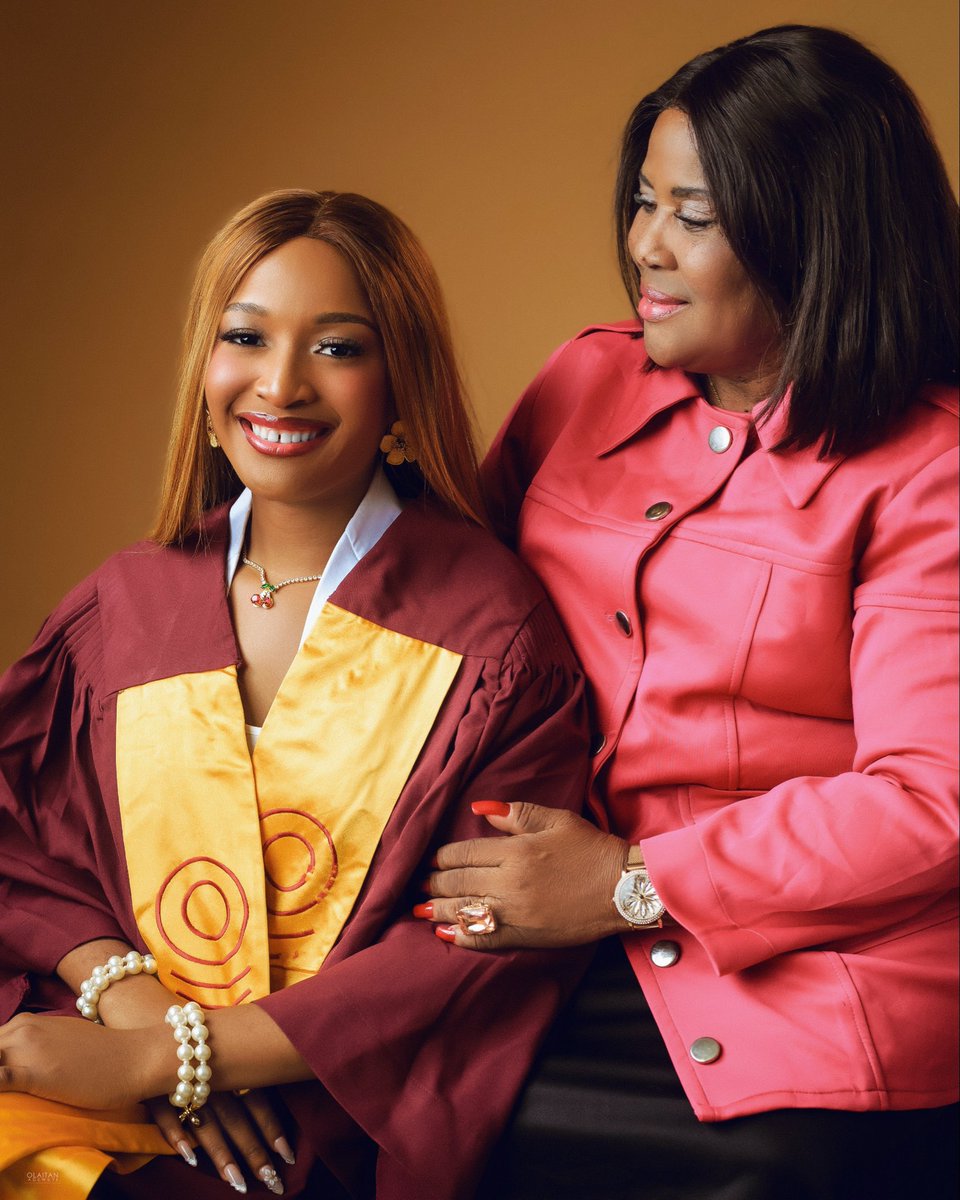 ellewiththefro's tweet photo. An appreciation post to my precious mum. Your prayers, constant words of encouragement, and delicious meals kept me sane through it all. Thank you for being my strength, my comfort, my motivation and my safe place. https://t.co/KFerIvIVDM