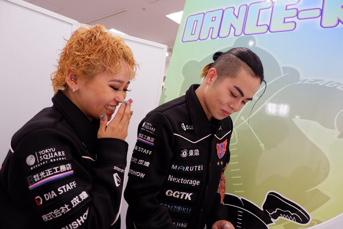 欠席のRAIZYUのステッカーを2人で仲良く、作成する颯希(SATSUKI)とKISA