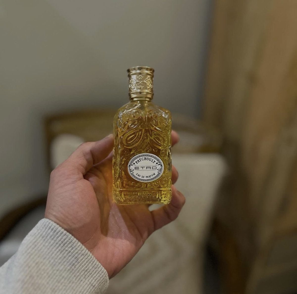 khalid_blogs's tweet photo. #صباح_الخير 

الباتشولي بتوقيع إترو 👌
عطر .. Patchouly Eau de Parfum Etro

افتتاحية لمسة حمضية خفيفة ولمحة خشبية يتدرج إلى الباتشولي الترابي العميق وهذا جمال وجوهر العطر ، يستقر على قاعدة عنبرية مع الفانيلا ✨
#رابطة_عشاق_العطور https://t.co/0RtNvTQxex