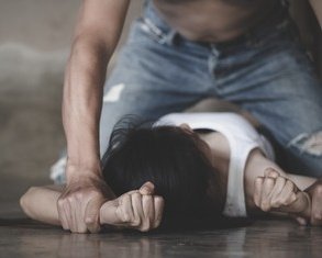 Prajapat204's tweet image. योगी आदित्यनाथ जी के गोरखपुर में 13 साल की बच्ची के साथ 15 दिन तक हुआ बलात्कार

पहले लड़की को उसके प्रेमी ने होटल में बंधक बनाकर रेप किया और छोड़कर फरार हो गया. 

फिर उसी होटल के मालिक और मैनेजर ने लड़की के साथ जबरदस्ती की.

फिर लड़की को एक स्पा सेंटर में बेच दिया गया. स्पा सेंटर…