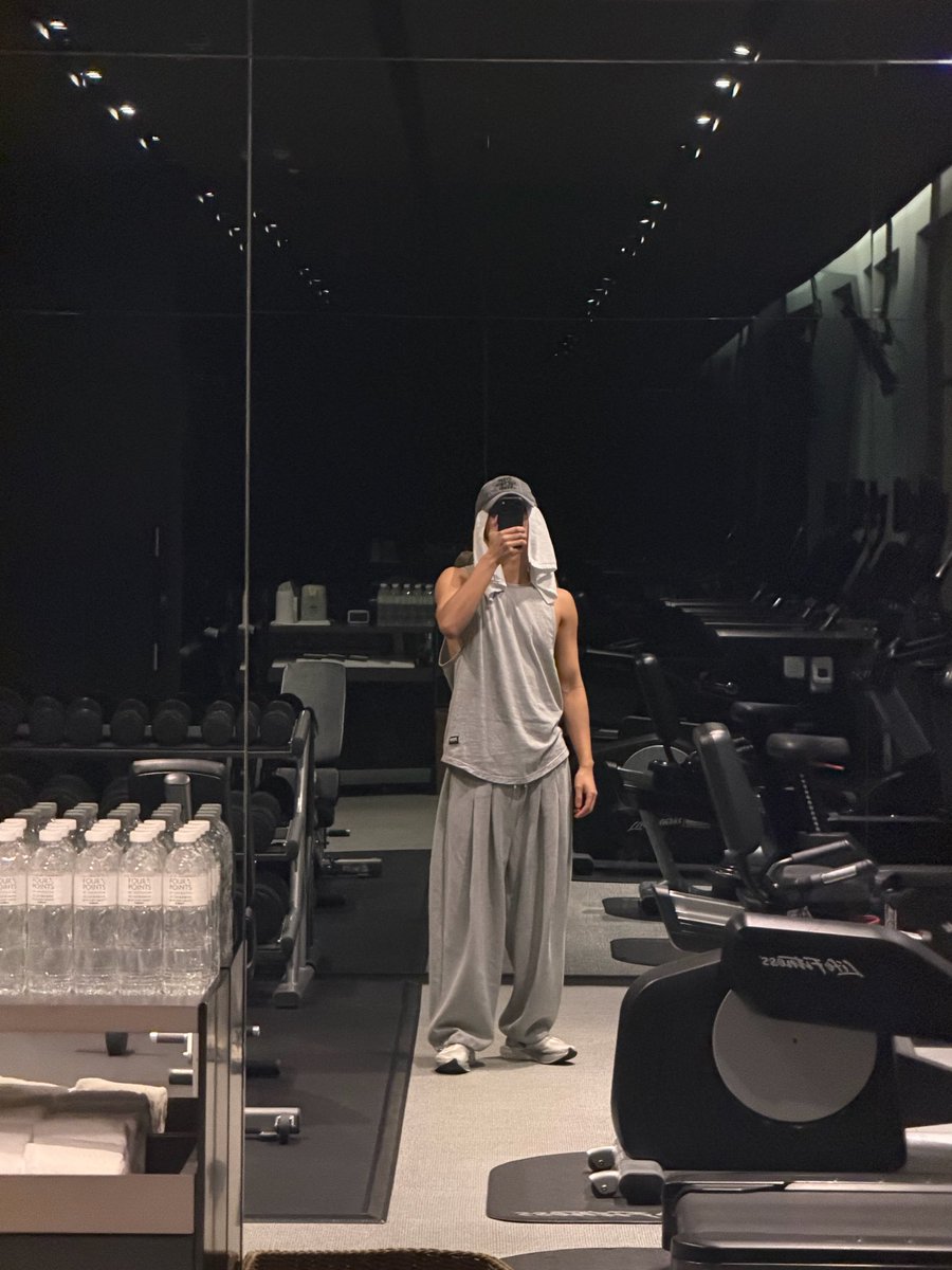 pshsource's tweet photo. seonghwa’s gym selfies >>>> https://t.co/JhU58DsFh5
