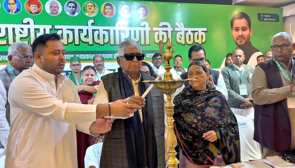 RJDforIndia's tweet photo. राष्ट्रीय जनता दल की राष्ट्रीय कार्यकारिणी की बैठक का शुभारंभ आदरणीय राष्ट्रीय अध्यक्ष श्री @laluprasadrjd जी ने अपने कर कमलों से दीप प्रज्ज्वलित कर के किया:

@yadavtejashwi 
#RJD https://t.co/9YFg5e82Tp