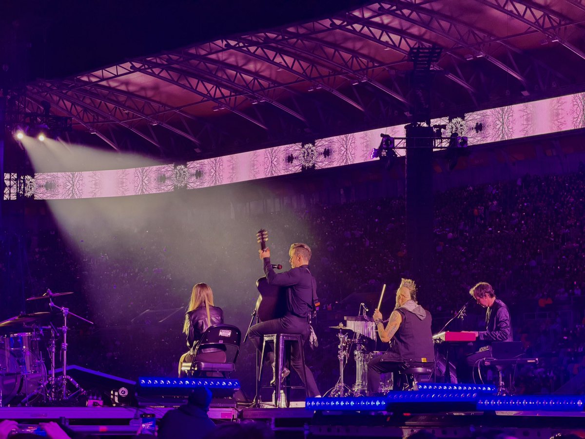 lierafett's tweet image. 45 canciones 
4 horas de concierto
+65000 personas

El concierto más grande de su historia, simplemente indescriptible 🫡

José Madero Vizcaíno 💜🐐 
@jose_madero