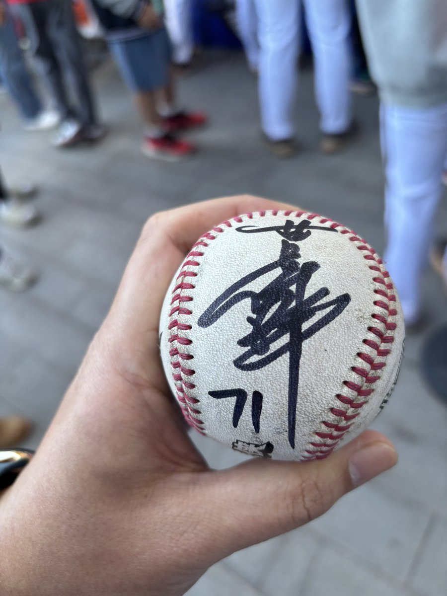 曹錦輝さんがいた。人気は健在で気さくにファンサービスもしていた。本当にアンビバレントな気持ちになる・・・(サインは私じゃなくて他の人がもらったもの)